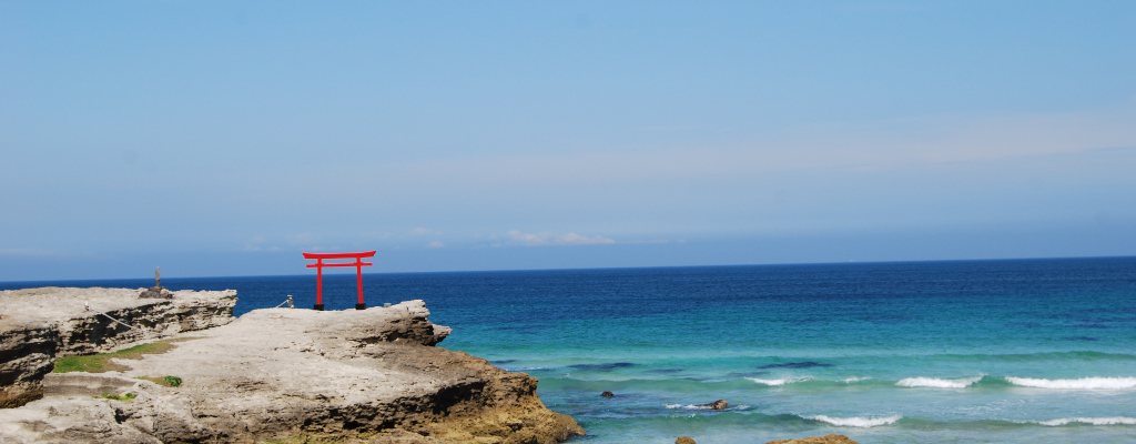 El Santuario con un Solo Torii Rojo