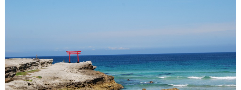 Der Schrein mit dem einzelnen roten Torii Der Schrein mit dem einzelnen roten Torii