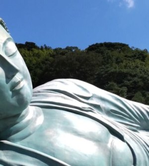 仏陀は涅槃に達する